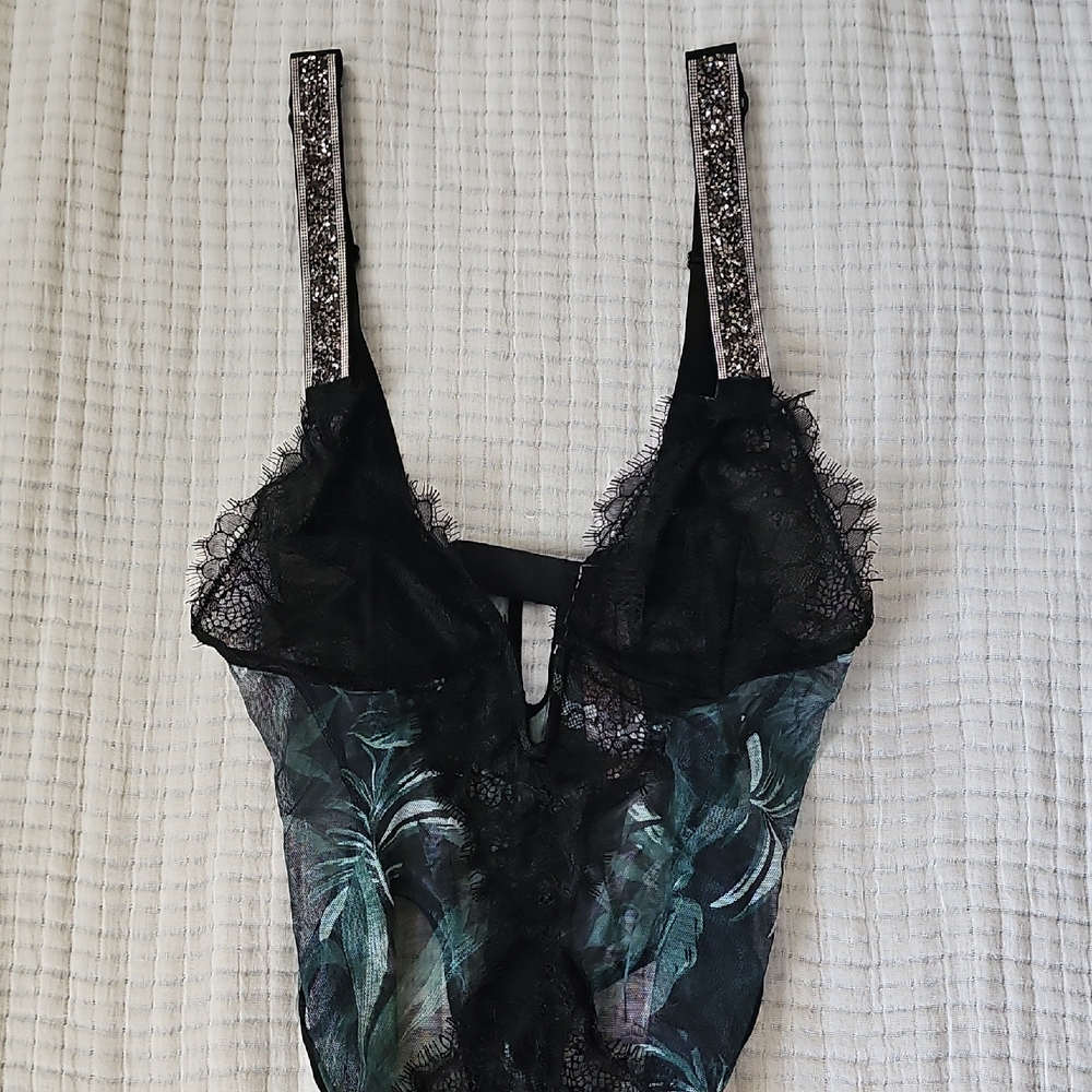 Victoria's Secret Black and Green Lace Bra